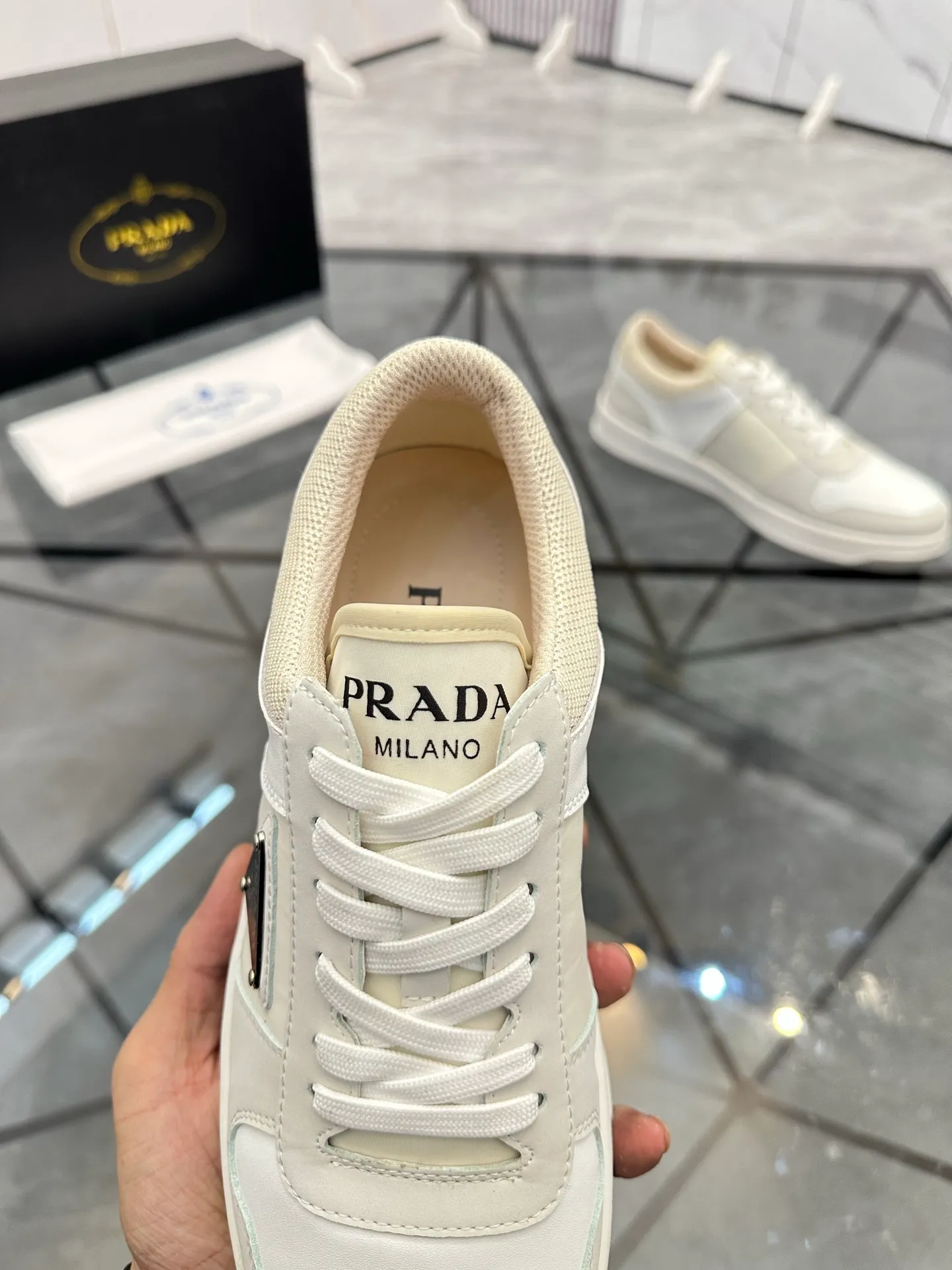 Men's shoes: 💰P420¥ Product trademark: Prada *"Prada*" low-top casual shoes Regular size: 38-44 (can be customized to 45) Product materials: imported cowhide upper with original fabric, breathable lining, original outsole. Number: 020